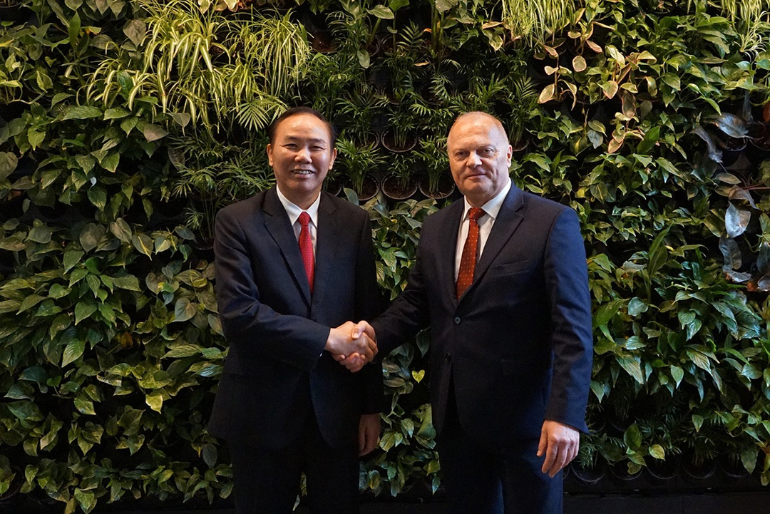 z4364312181423_9d6ec019184e4521ed98eab981770184-195302_229.jpg Thứ trưởng Phùng Đức Tiến (ảnh trái) và Thứ trưởng NN-PTNT Ba Lan Lech Kolakowski.